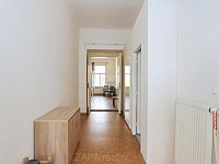 Pronájem bytu 2+1 69 m2 Praha 3 Žižkov - chodba.JPG