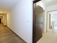 Pronájem bytu 2+kk/B  59 m2 v novostavbě, Praha 10 Horní Měcholupy  - chodba domu.JPG