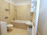 Pronájem bytu 2+kk/B  59 m2 v novostavbě, Praha 10 Horní Měcholupy  - koupelna.JPG