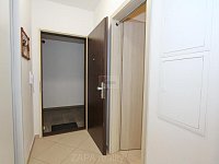 Pronájem bytu 2+kk/B  59 m2 v novostavbě, Praha 10 Horní Měcholupy  - vstup.JPG