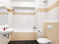 Pronájem bytu 2+kk/B/G 48 m2 v novostavbě, Praha 9 Čakovice, nezařízeno - koupelna ai