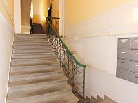 pronájem byt 1+1 50 m2 P5 Smíchov  ul. Na Celné 1.patro cihla nezařízený bez výtahu - chodba dm schrnky.JPG