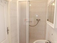 pronájem byt 1+1 50 m2 P5 Smíchov  ul. Na Celné 1.patro cihla nezařízený bez výtahu - koupelna.JPG