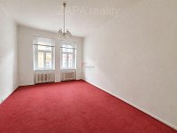 pronájem byt 1+1 50 m2 P5 Smíchov  ul. Na Celné 1.patro cihla nezařízený bez výtahu - obývací pokoj koberec