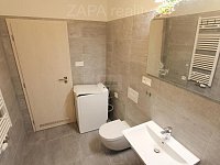 pronájem bytu 2+kk/B 57,6 m2 novostavba 2.patro s výtahem Praha 9 Kbely část. zař. - kouplna 2 logo.JPG
