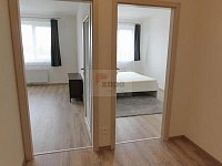 pronájem bytu 2+kk/B 57,6 m2 novostavba 2.patro s výtahem Praha 9 Kbely část. zař. - peds 1 logo.JPG