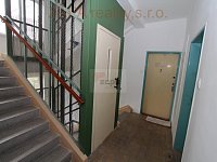 pronájem 2+1 53 m2 3patro cihla  Praha 9 Hloubětín u metra nezař. cihla výtah - chodba domu.JPG