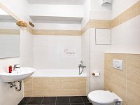 Pronájem bytu 2+kk/B/G 48 m2 v novostavbě, Praha 9 Čakovice, nezařízeno - koupelna ai