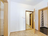 Pronájem bytu 2+kk/B/G 48 m2 v novostavbě, Praha 9 Čakovice, nezařízeno - pohled na vstup.JPG