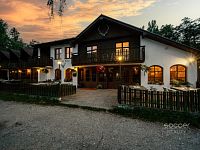 Lovecký hotel Jivák – perla svatojiřských lesů u rybníka Jívák