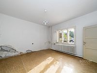 Dvougenerační dům s velkým pozemkem a garáží v Chomutovicích u Dobřejovic, obec Popovičky. - Foto 5