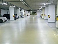 Pronájem krytého garážového stání, 12 m² – Praha 9, Vysočany (Nová Harfa).