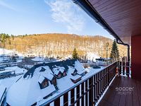 Z obýváku přímo na sjezdovku! Stylový apartmán 1+kk s terasou a parkováním – Prkenný Důl - Foto 4