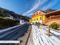 Z obýváku přímo na sjezdovku! Stylový apartmán 1+kk s terasou a parkováním – Prkenný Důl - Foto 21