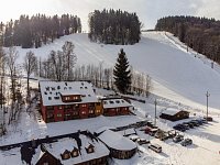 Z obýváku přímo na sjezdovku! Stylový apartmán 1+kk s terasou a parkováním – Prkenný Důl - Foto 2