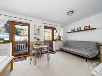 Z obýváku přímo na sjezdovku! Stylový apartmán 1+kk s terasou a parkováním – Prkenný Důl - Foto 11