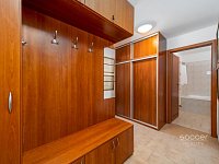 Z obýváku přímo na sjezdovku! Stylový apartmán 1+kk s terasou a parkováním – Prkenný Důl - Foto 14