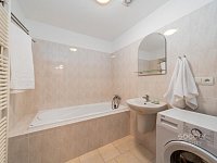 Z obýváku přímo na sjezdovku! Stylový apartmán 1+kk s terasou a parkováním – Prkenný Důl - Foto 15