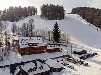 Z obýváku přímo na sjezdovku! Stylový apartmán 1+kk s balkonem a parkováním – Prkenný Důl