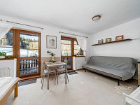 Z obýváku přímo na sjezdovku! Stylový apartmán 1+kk s balkonem a parkováním – Prkenný Důl - Foto 11