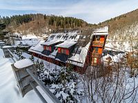 Z obýváku přímo na sjezdovku! Stylový apartmán 1+kk s balkonem a parkováním – Prkenný Důl - Foto 18