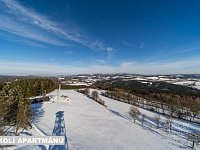 Z obýváku přímo na sjezdovku! Stylový apartmán 1+kk s balkonem a parkováním – Prkenný Důl - Foto 27