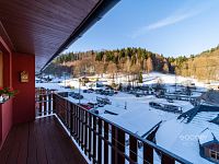 Z obýváku přímo na sjezdovku! Stylový apartmán 1+kk s balkonem a parkováním – Prkenný Důl