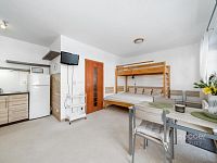 Z obýváku přímo na sjezdovku! Stylový apartmán 1+kk s balkonem a parkováním – Prkenný Důl - Foto 9