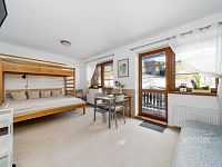 Z obýváku přímo na sjezdovku! Stylový apartmán 1+kk s balkonem a parkováním – Prkenný Důl - Foto 11