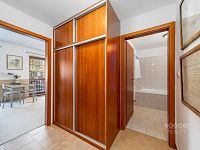 Z obýváku přímo na sjezdovku! Stylový apartmán 1+kk s balkonem a parkováním – Prkenný Důl - Foto 12