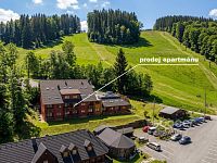 Z obýváku přímo na sjezdovku! Stylový apartmán 1+kk s balkonem a parkováním – Prkenný Důl