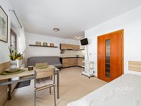 Z obýváku přímo na sjezdovku! Stylový apartmán 1+kk s balkonem a parkováním – Prkenný Důl - Foto 9