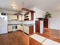 Pronájem bytu 2+kk/B/G, 59 m2 + 7 m2 balkon, ulice Pod Nouzovem, Praha – Kbely. 