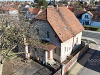 Pronájem staršího rodinného domu 4+1, pozemek 674 m2, ul. Dobšická, Praha – Horní Počernice.