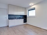 Pronájem bytu 1+kk s balkonem a garážovým stáním v ulici Šternovská, Praha 4 - Chodov.