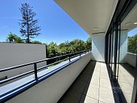 Nový apartmán s terasou a parkovacím stáním v prestižní čtvrti.