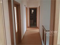 Pronájem rodinného domu 5+kk se zahradou a garáží, Praha 9 – Satalice, ul. Kemrova - Foto 4