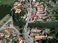 TCHOŘOVICE - stavení u rybníku s uzavřeným dvorem - Tchořovice 16 3D.jpg