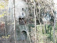 TCHOŘOVICE - středověká tvrz - Tchoř. tvrz most.JPG