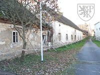 TCHOŘOVICE - středověká tvrz - Tchoř. tvrz z ul.JPG