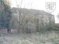 TCHOŘOVICE - středověká tvrz - Tchoř. tvrz za dv2.JPG