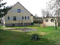 BLATNÁ, ul. Rybářská - RD se zahradou - Bl. 776 zad.JPG