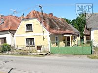 KOCELOVICE - venkovské stavení s potokem