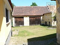KOCELOVICE - venkovské stavení s potokem - Kocelovice 20 st.JPG