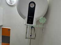 Prodám samostatně stojící chatu v Doksech - elekřina, voda, kanalizace, wc, koupelna - IMG_9859.jpeg