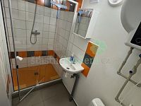 Prodám samostatně stojící chatu v Doksech - elekřina, voda, kanalizace, wc, koupelna