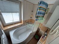 Prodám dvougenerační  rodinný dům na hezkém místě s další samostatnou garáží a velkým pozemkem - IMG_0432.jpeg