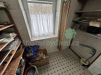 Prodám dvougenerační  rodinný dům na hezkém místě s další samostatnou garáží a velkým pozemkem - IMG_0441.jpeg