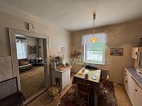 Prodám dvougenerační  rodinný dům na hezkém místě s další samostatnou garáží a velkým pozemkem - IMG_0443.jpeg