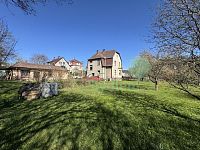 Prodám dvougenerační  rodinný dům na hezkém místě s další samostatnou garáží a velkým pozemkem - IMG_1638.jpeg